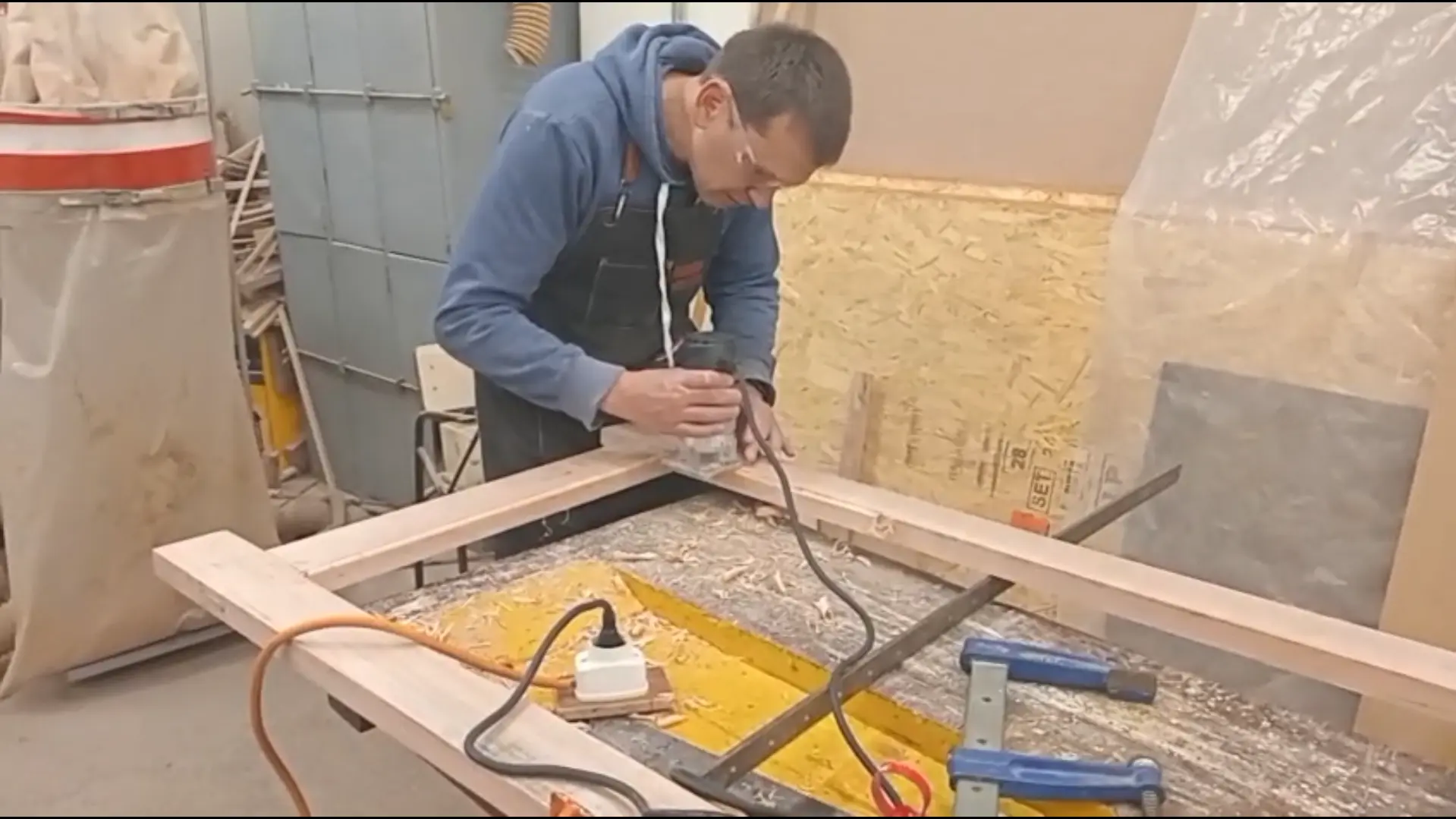 Un casco de seguridad, martillo y llaves sobre planos, representando construcción y mantenimiento.