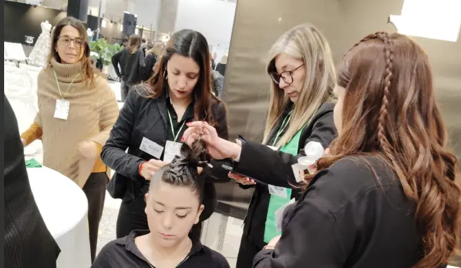 Varios productos de belleza y cuidado personal, incluyendo botellas, un espejo y herramientas para el cabello, representando belleza y cuidado personal.